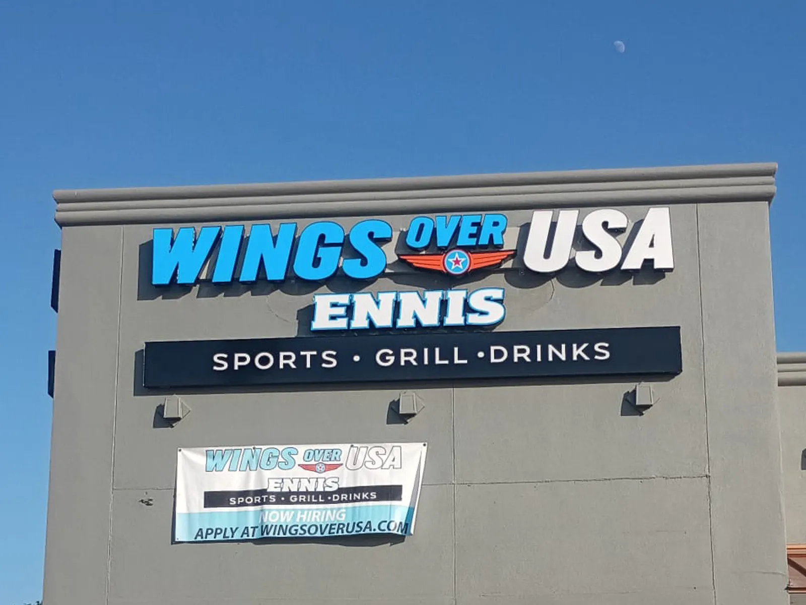 Wings Over USA Ennis channel letters and a Sports, Grill, Drinks panel on a restaurant facade